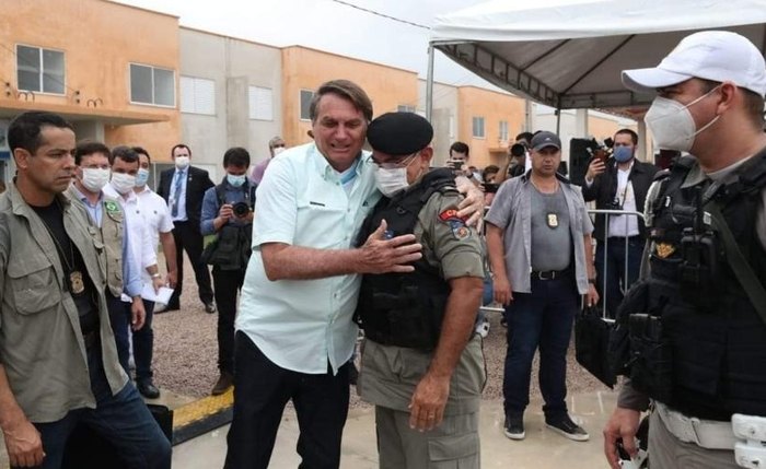 Fardado, Marcos Vanderlei recebe abraço do ex-presidente Jair Bolsonaro