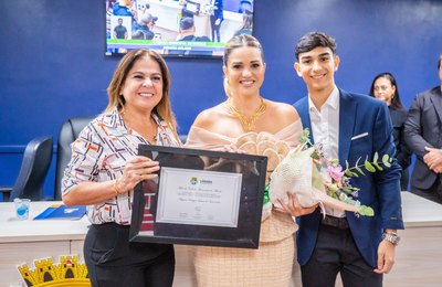 Vereadora Silvania Barbosa concede título de cidadã honorária a Taty Ferrari