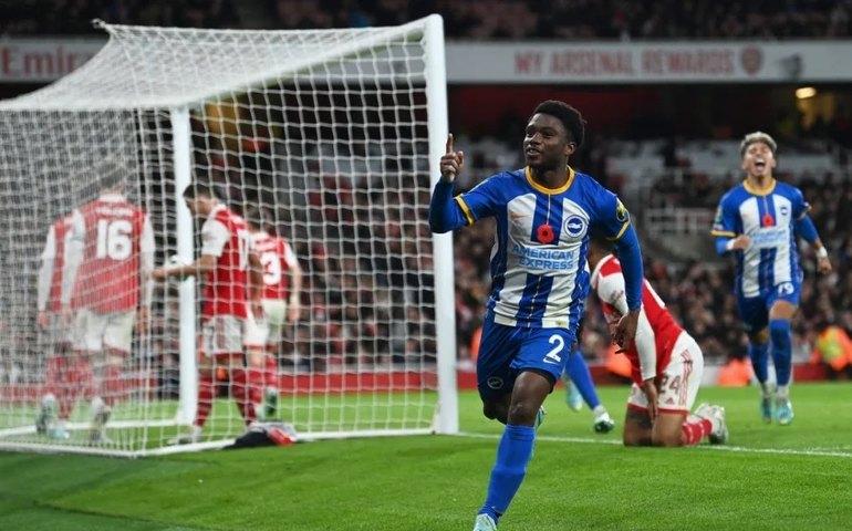 Arsenal leva virada do Brighton e cai na Copa da Liga Inglesa; City bate Chelsea