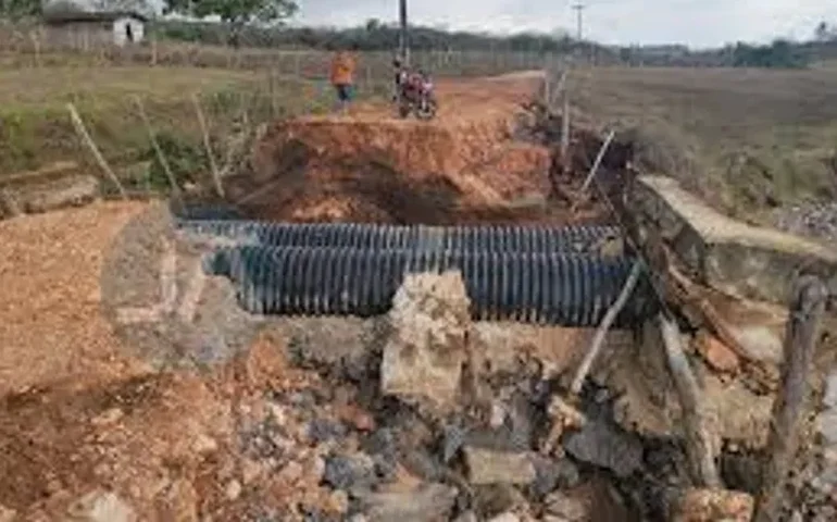 Ponte de acesso a Baixa do Capim na serra dos Ferreira, é destruída pela forte correnteza em Arapiraca