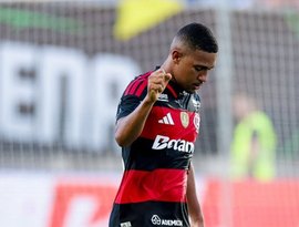 Samuel Lino brilha, Flamengo atropela o Botafogo e pressiona o Palmeiras
