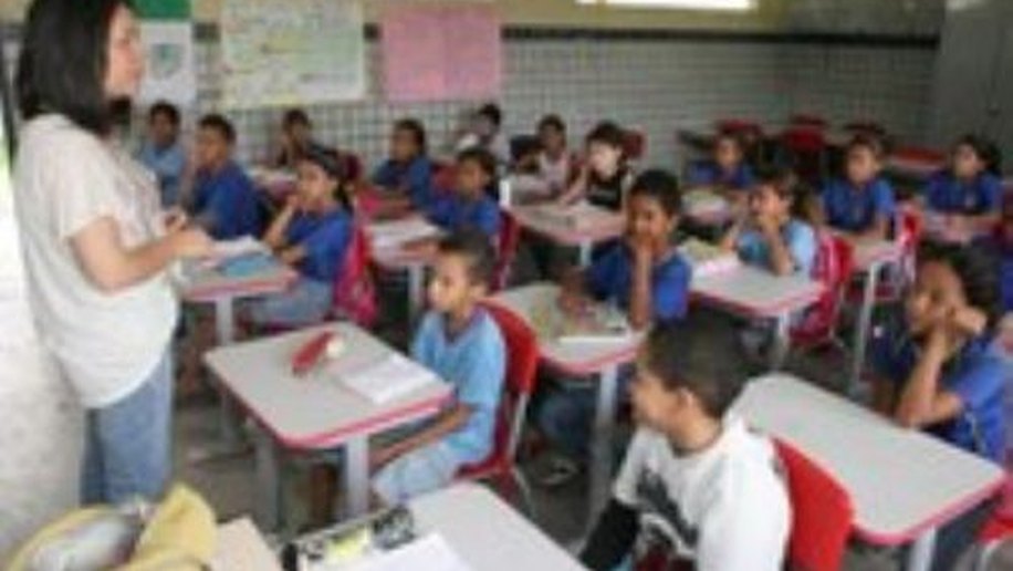 Escolas da rede estadual voltam às atividades; aulas aos sábados vão compensar dias parados