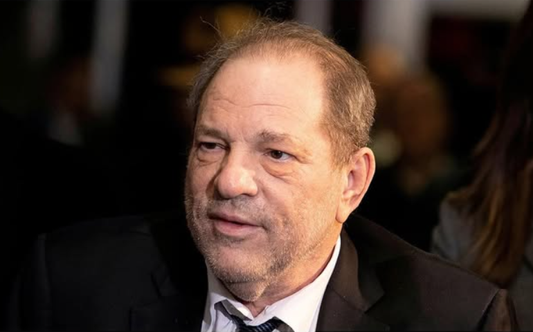 Harvey Weinstein é considerado culpado de agressão sexual em novo julgamento em Nova York