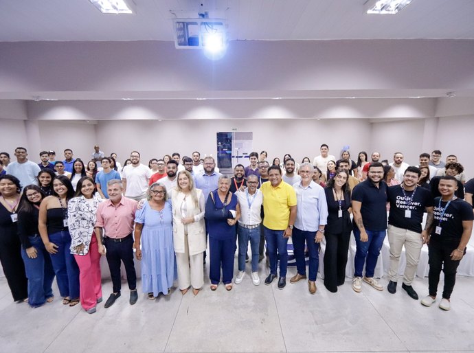 Tia Júlia prestigia formatura dos 59 primeiros contratados da AeC em Palmeira