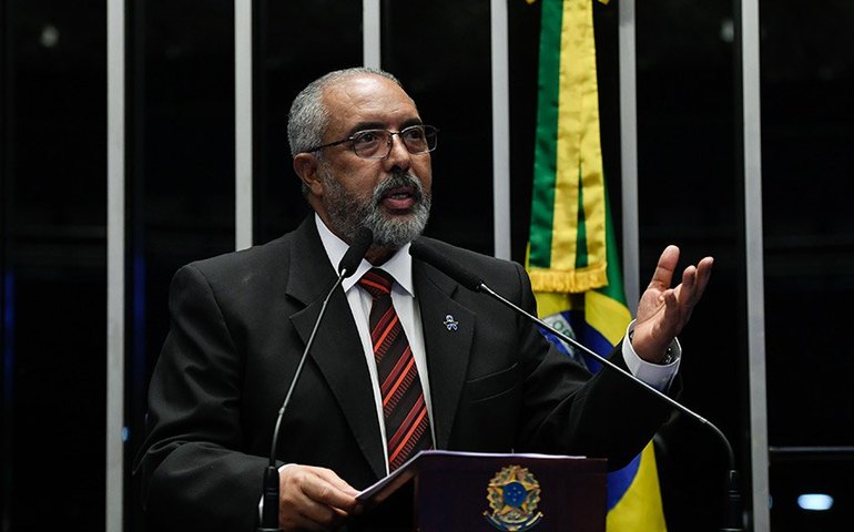 Paulo Paim divulga campanha nacional de vacinação nas escolas