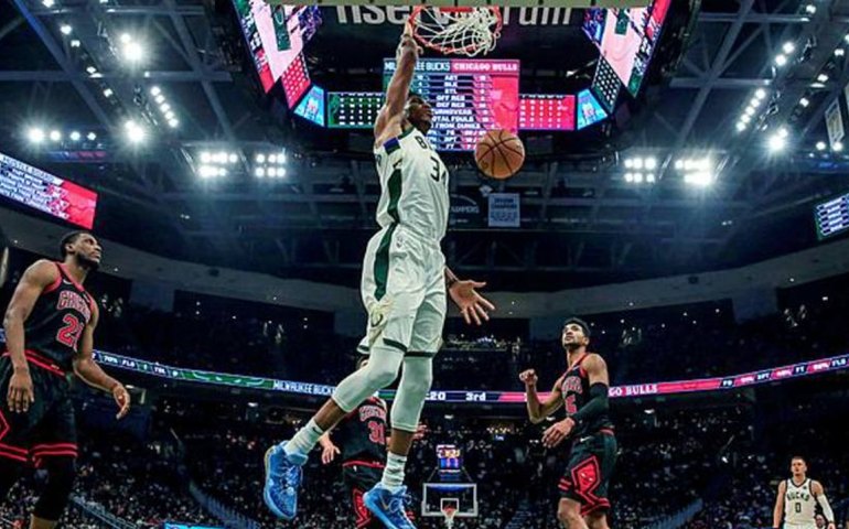 Giannis Antetokounmpo brilha e comanda triunfo dos Bucks sobre o Celtics na NBA