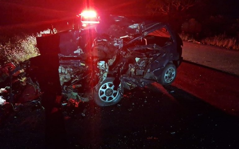 Acidente fatal entre carro e caminhão na AL-220 deixa dois mortos