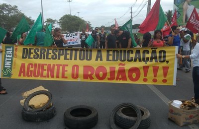 Servidores públicos de Rio Largo fazem protesto por atraso salarial