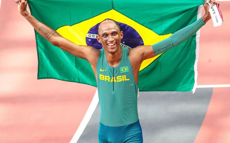 Alison dos Santos é ouro em Doha com melhor tempo do ano nos 400 com barreiras