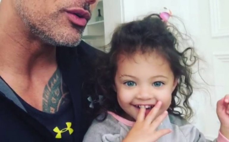 Dwayne Johnson ensina filha de dois anos a dizer ‘girl power’
