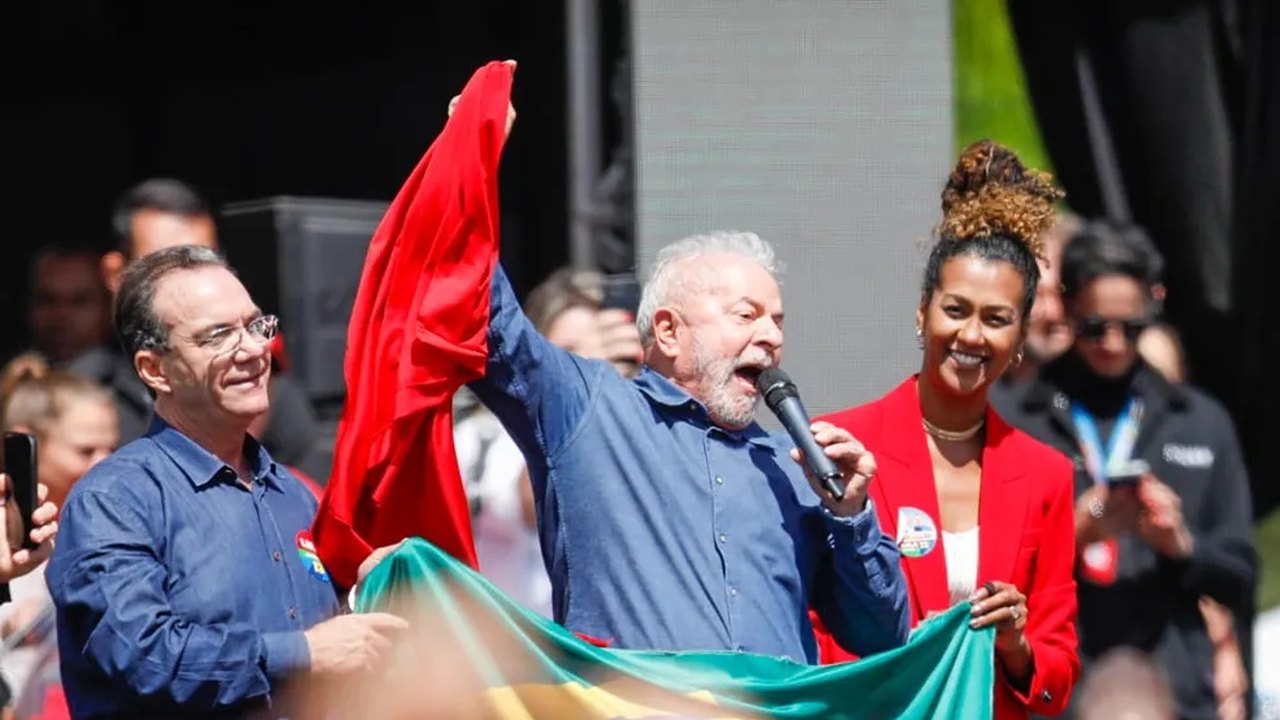 O Lulinha que vai governar é o Lulinha paz e amor, diz Lula em comício