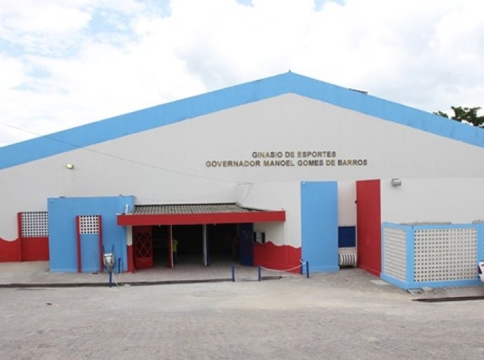 Seduc entrega complexo poliesportivo e laboratórios de informática