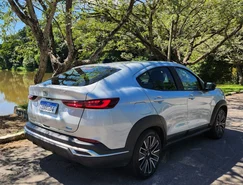 Fiat Fastback 2026 aposta na eletrificação leve para crescer no mercado - Divulgação (3).jpeg 