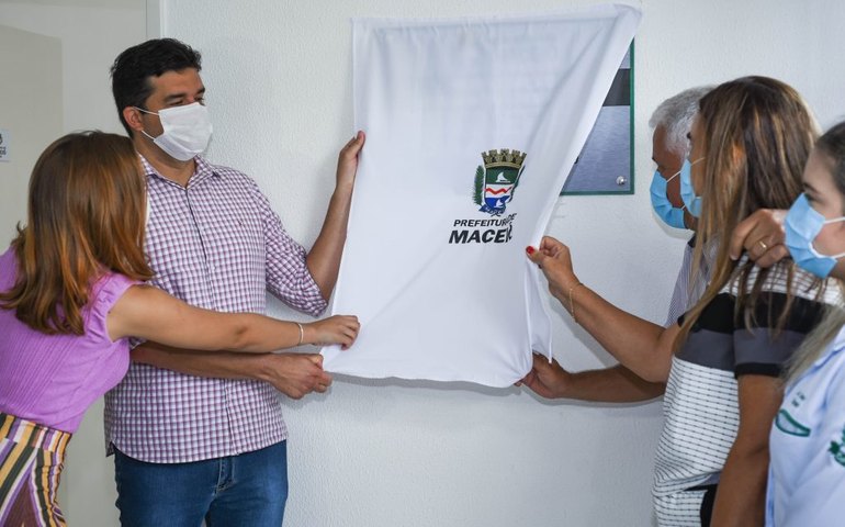 Prefeito Rui Palmeira entrega nova pediatria do PAM Salgadinho