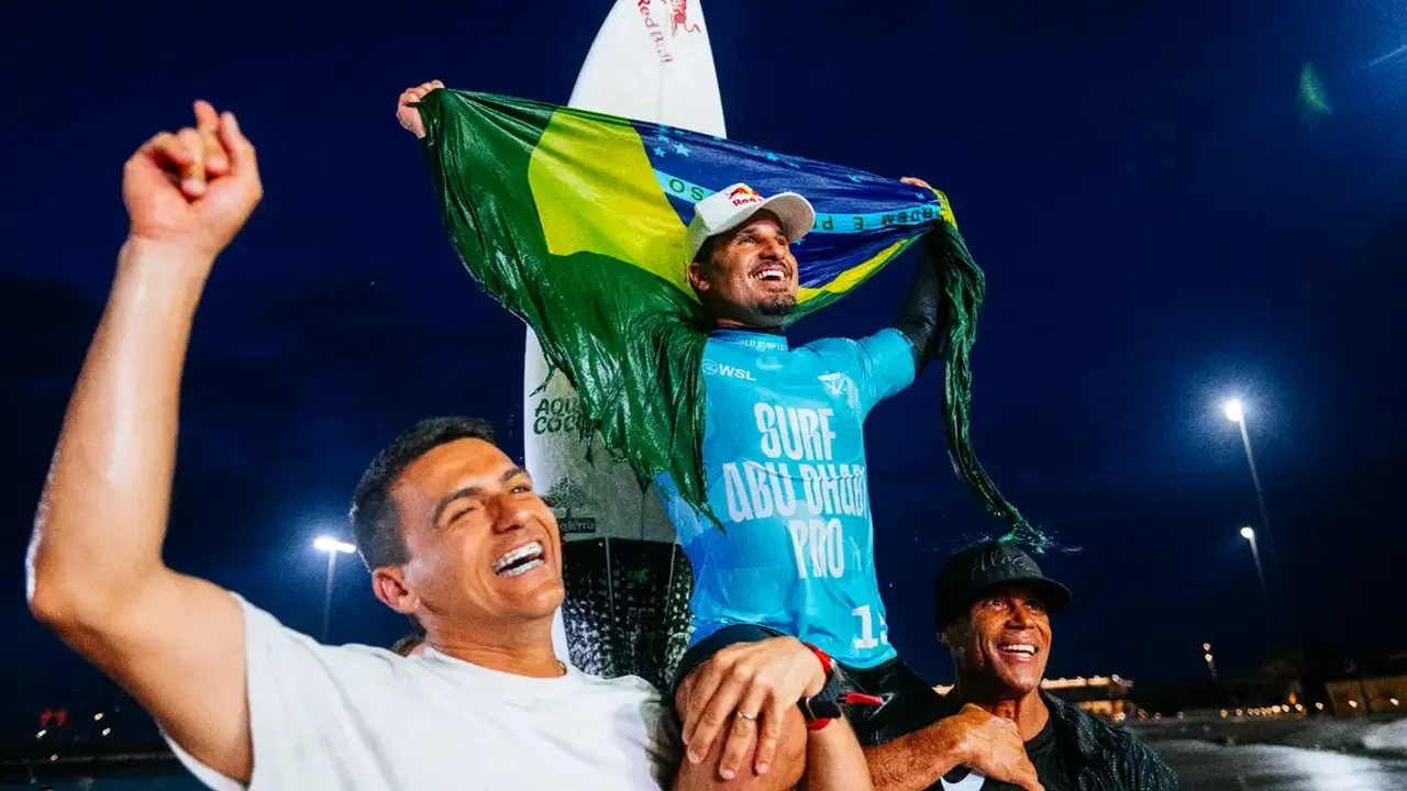 Ítalo Ferreira vence etapa de Abu Dhabi e assume liderança da WSL