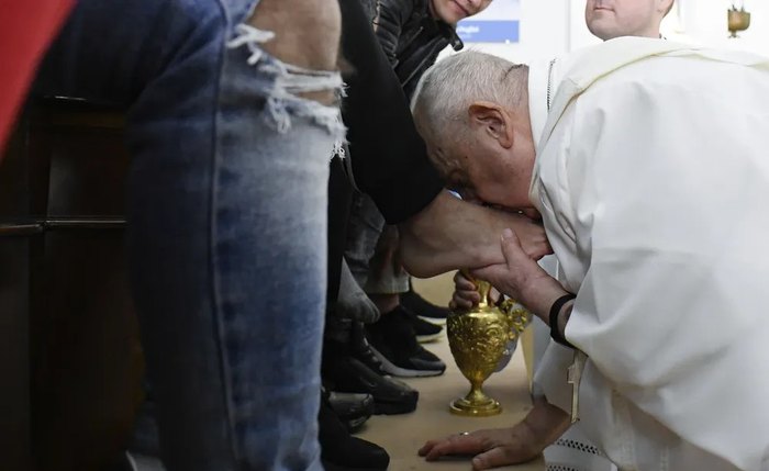 Papa Francisco beija os pés de jovens infratores