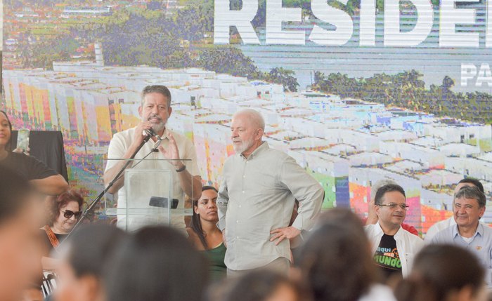 Arthur Lira durante evento com presidente Lula para entrega de unidades habitacionais