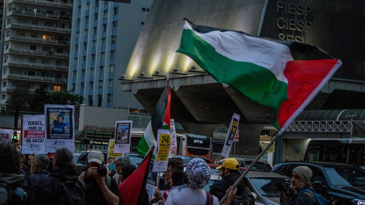 Protesto em SP critica mídia ocidental por 'silêncio' diante da morte de jornalistas em Gaza