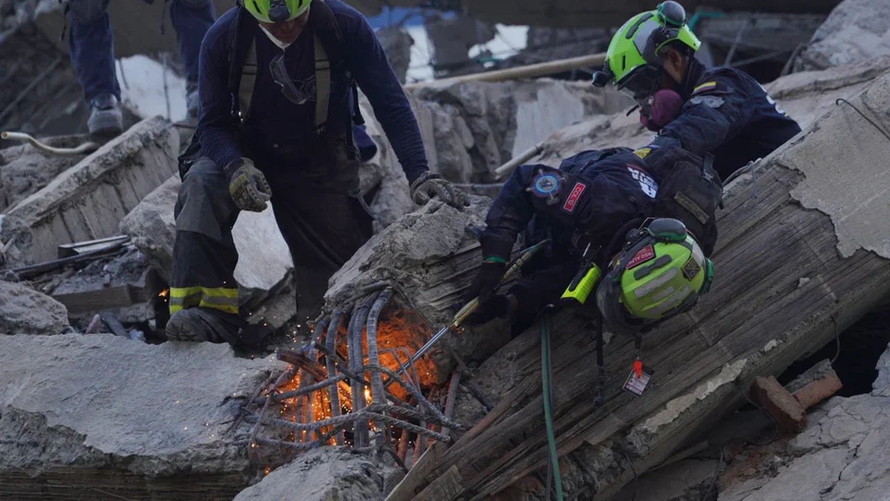 Colômbia busca mais de 3.000 desaparecidos após forte terremoto que matou mais de 100 pessoas.