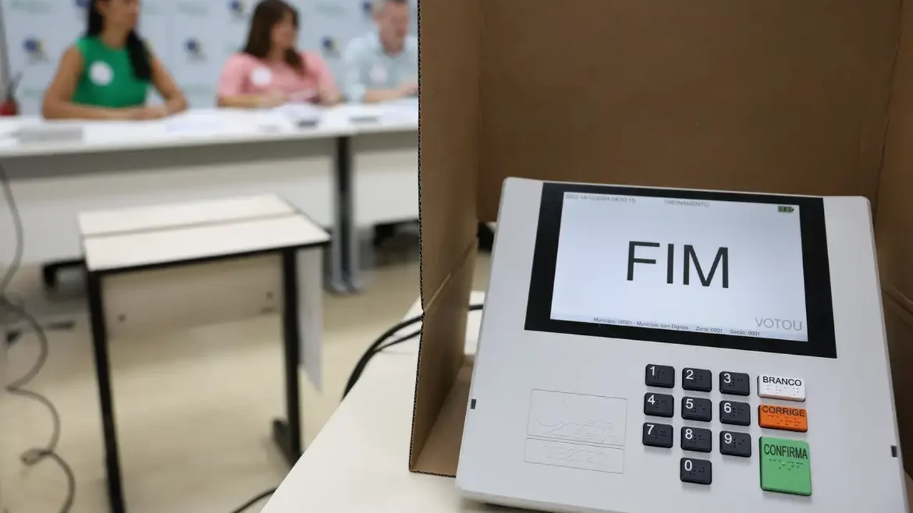 Faltam 10 dias: TRE/AL alerta para crimes eleitorais e reforça proibição de celular na cabina de votação