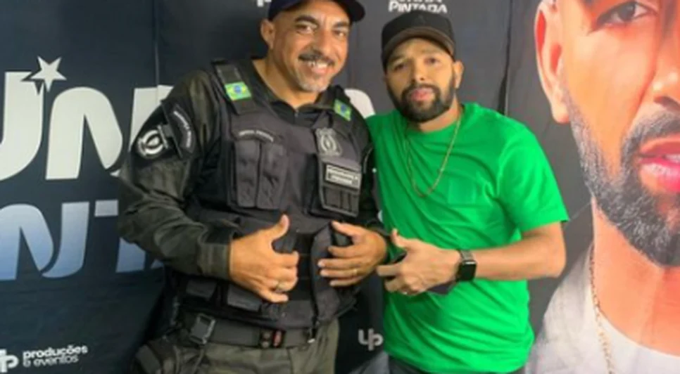 Após perder emprego por cantar, segurança é convidado para show do cantor Unha Pintada
