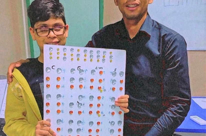 Professor de Arapiraca cria instrumento e dá aulas de piano com pedras decorativas para deficientes visuais