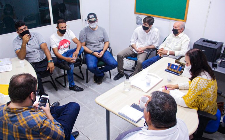 Prefeitura reúne donos de foodtrucks para discutir reordenamento no bosque