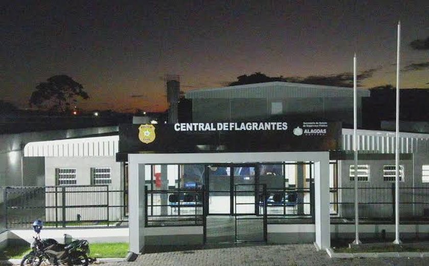 Homem é preso em Maceió por agredir companheira e portar arma falsa