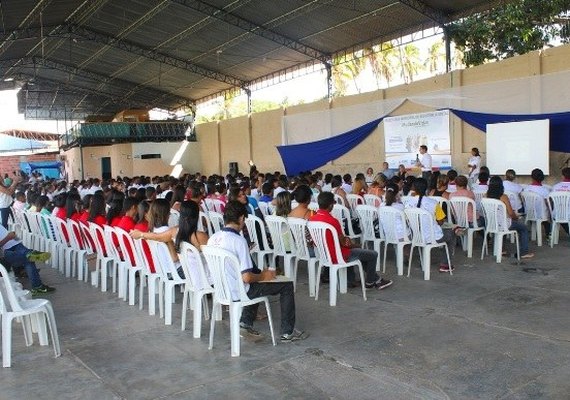 Jovens de Palmeira dos Índios tiram dúvidas sobre primeiro emprego