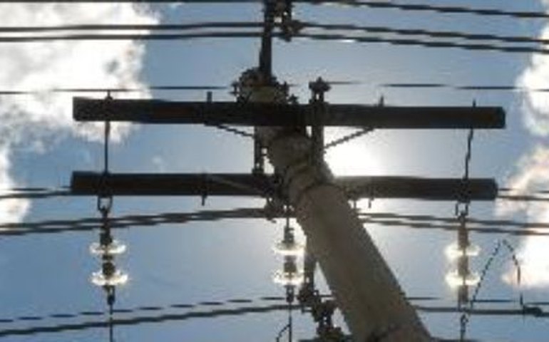 Caminhão bate em poste e deixa litoral norte de Maceió sem energia