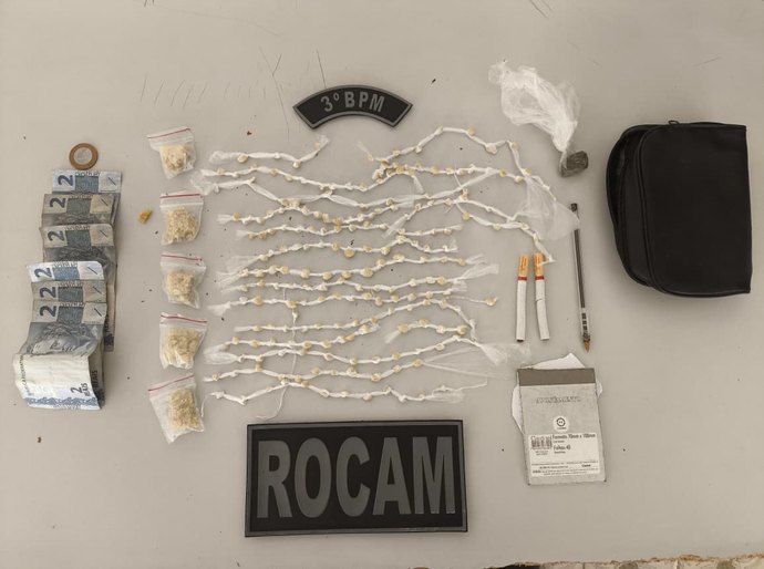 Polícia Militar apreende arma de fogo, drogas e materiais ilícitos em ações no interior