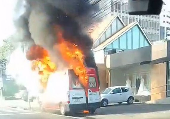 Ambulância do Samu pega fogo na Avenida Fernandes Lima