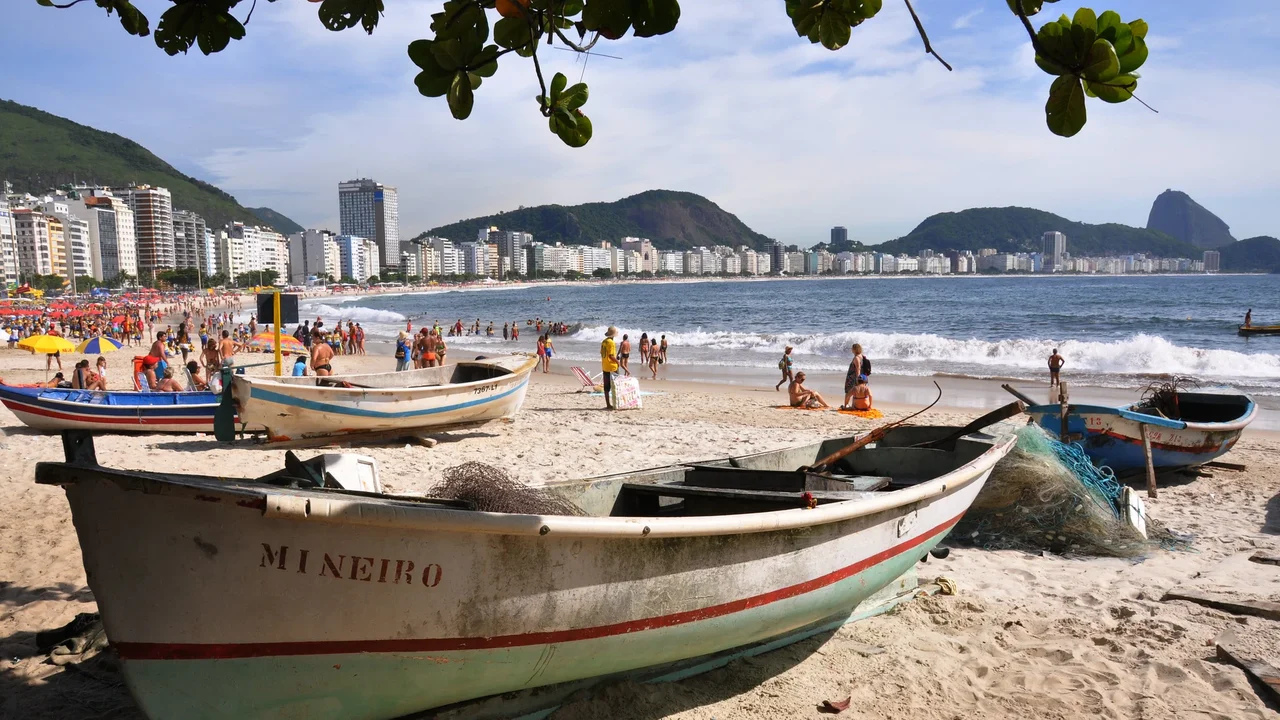 Facções travam guerra pelo controle do tráfico e do comércio nas praias do Leme e Copacabana