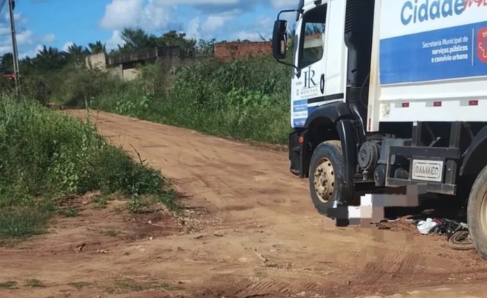 Motociclista ficou embaixo dos pneus do caminhão compactador de lixo