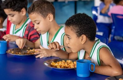 Educação de Maceió assina contratos da agricultura familiar para fornecimento de alimentos para merenda escolar