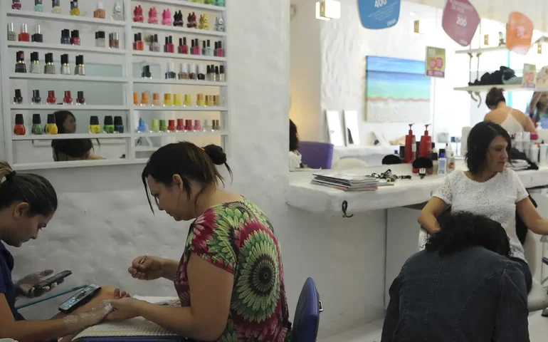 Mulheres dominam salões de beleza, mas ainda recebem 19% menos que homens, aponta pesquisa