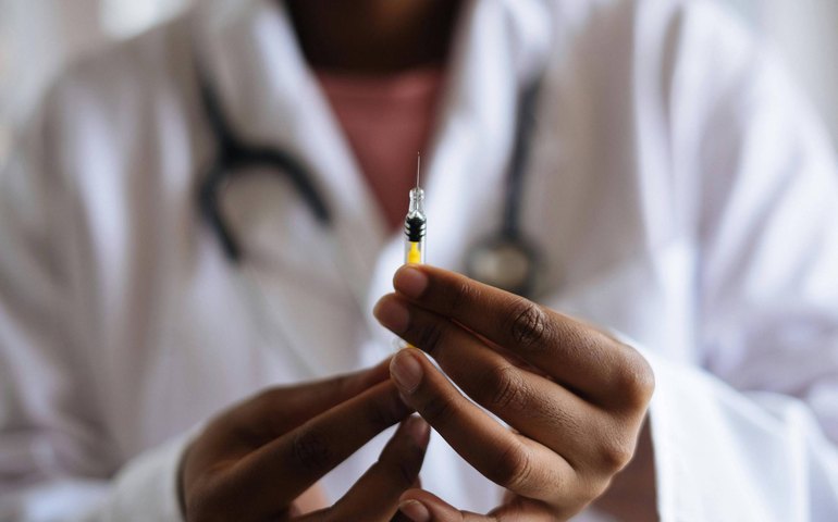 Cólera: em meio a surtos e escassez de doses, OMS aprova nova vacina simplificada; entenda