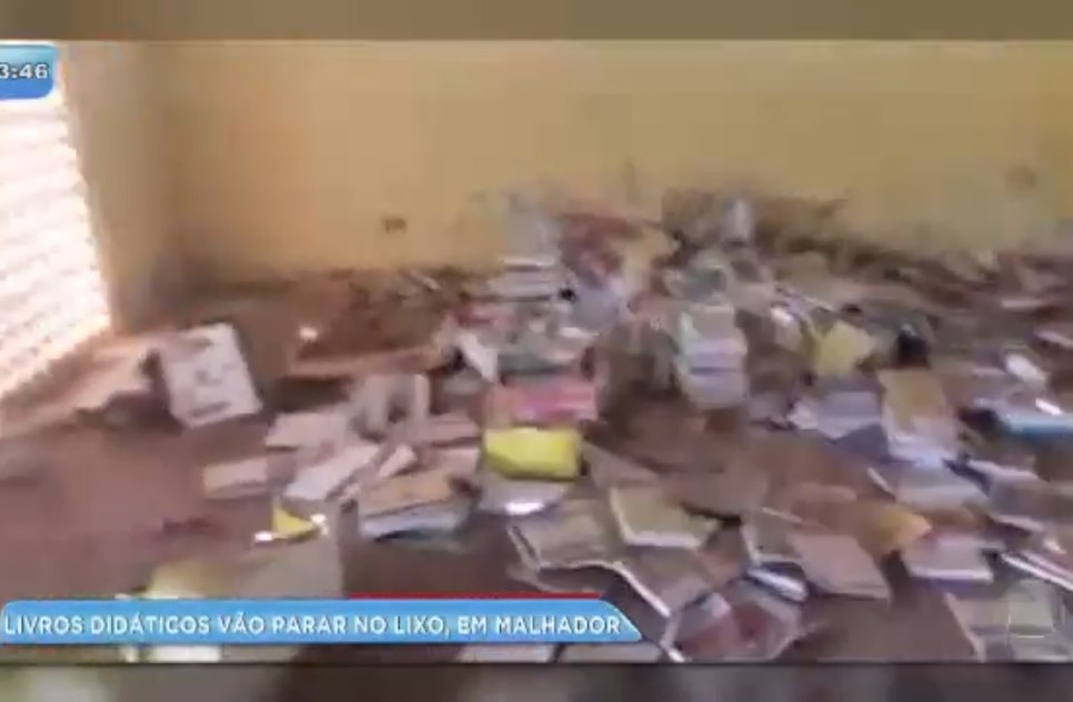 Livros didáticos no lixo