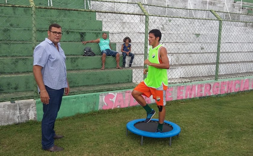 Técnico Elenilson Santos segue com treinamentos visando jogo de sábado no Gerson Amaral