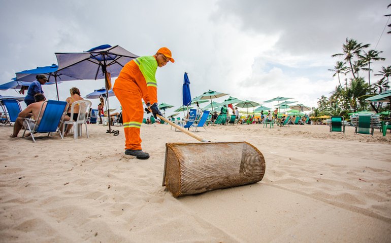 Desenvolvimento Sustentável utiliza Ecopeneiras para limpeza na faixa de areia das praias da capital