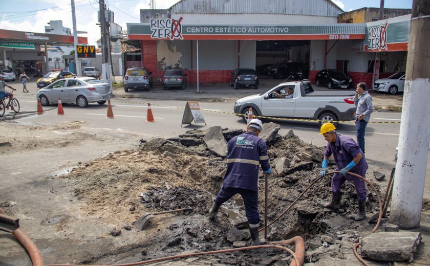 Infraestrutura realiza desobstrução de rede de drenagem no bairro do Poço