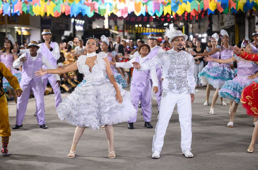 Festival Junino na Praça Castro Azevedo, em Coruripe, reúne famílias em noite de celebração da cultura popular