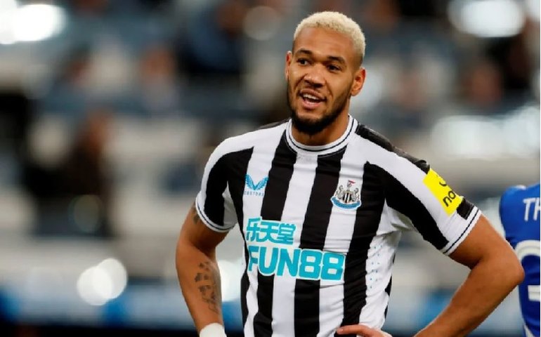 Meia Joelinton, do Newcastle, é indiciado na Inglaterra por dirigir alcoolizado