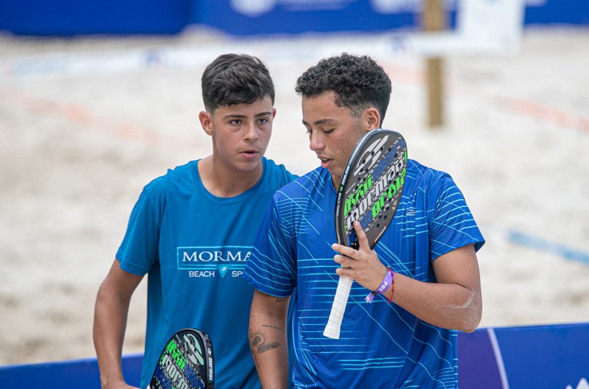Jovens irmãos da Praia do Francês brilham, batem dupla de ex-número 1 do mundo e avançam no Pure Beach