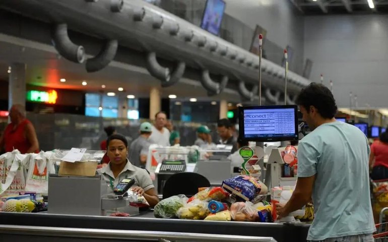 Oito dos 9 grupos do IPCA tiveram alta de preços em maio, afirma IBGE