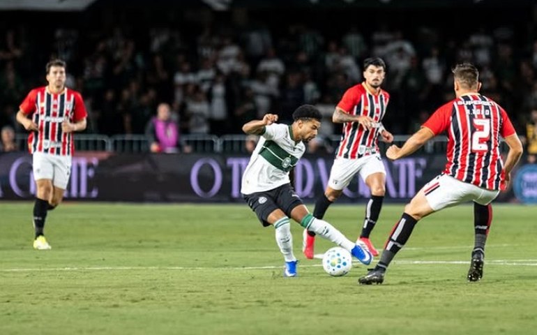 Jogos do Brasileirão têm apenas metade do tempo de bola rolando, revela estudo