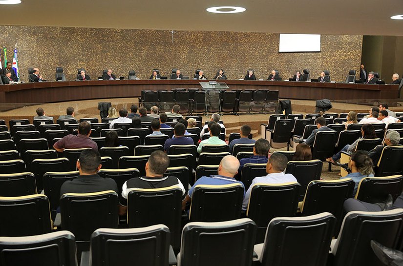 ﻿Pedido de vista adia julgamento de prisão de prefeito de Maribondo