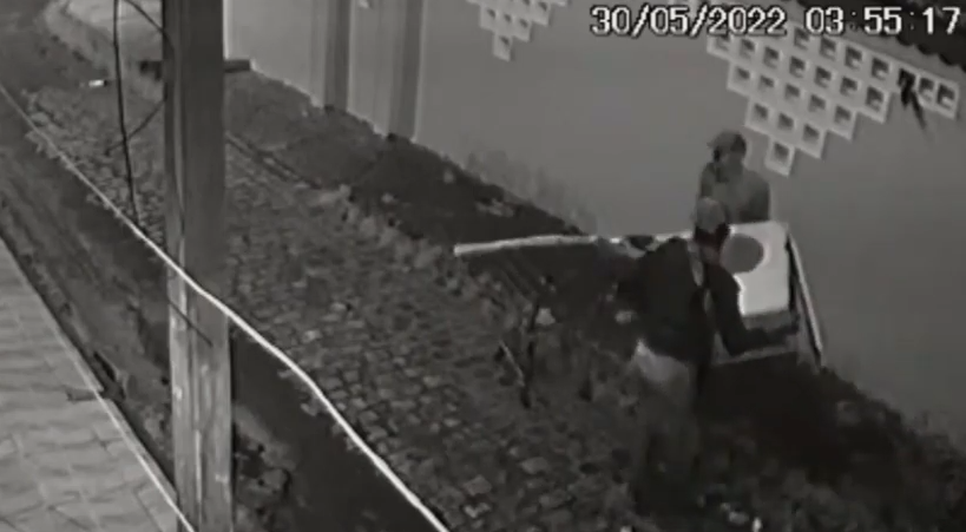 'Trapalhões da Madrugada': criminosos recebem choque ao tentar furtar cerca elétrica em Aracaju / Foto: Foto: TV Atalaia/Reprodução