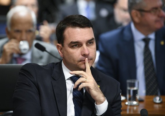 Flávio Bolsonaro presta depoimento ao MP no Rio no inquérito da &#8216;rachadinha&#8217;