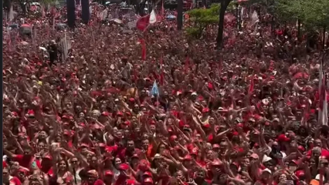 Ao som de “Vai dar PT”, multidão toma as ruas de Fortaleza, no Ceará; veja vídeo